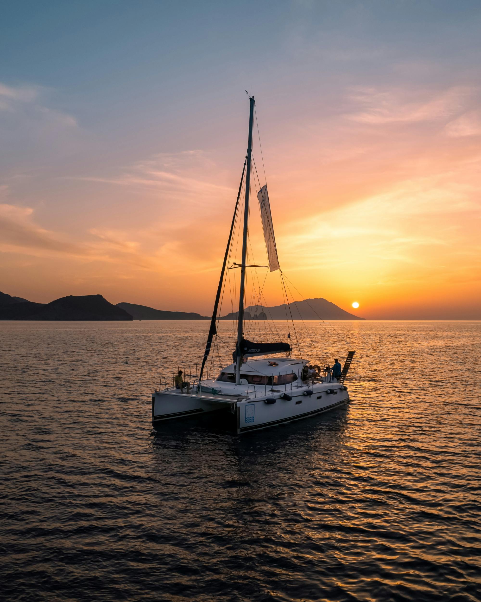Catamarano al tramonto da Milos a Kleftiko con stuzzichini e bevande