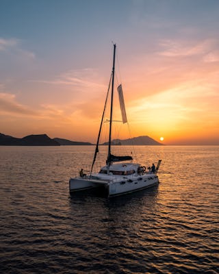 Catamaran au coucher du soleil de Milos à Kleftiko avec apéritifs et boissons