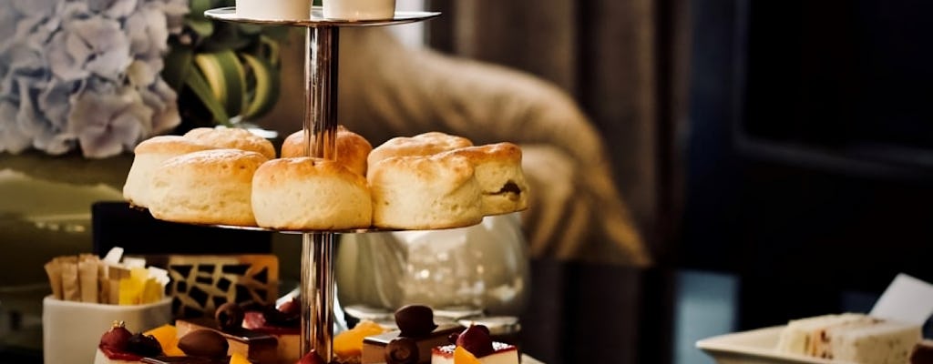 Piesza wycieczka z przewodnikiem po trzech pałacach królewskich z podwieczorkiem