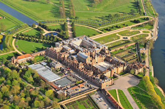 Acesso de dia inteiro a Hampton Court com visita guiada e chá da tarde