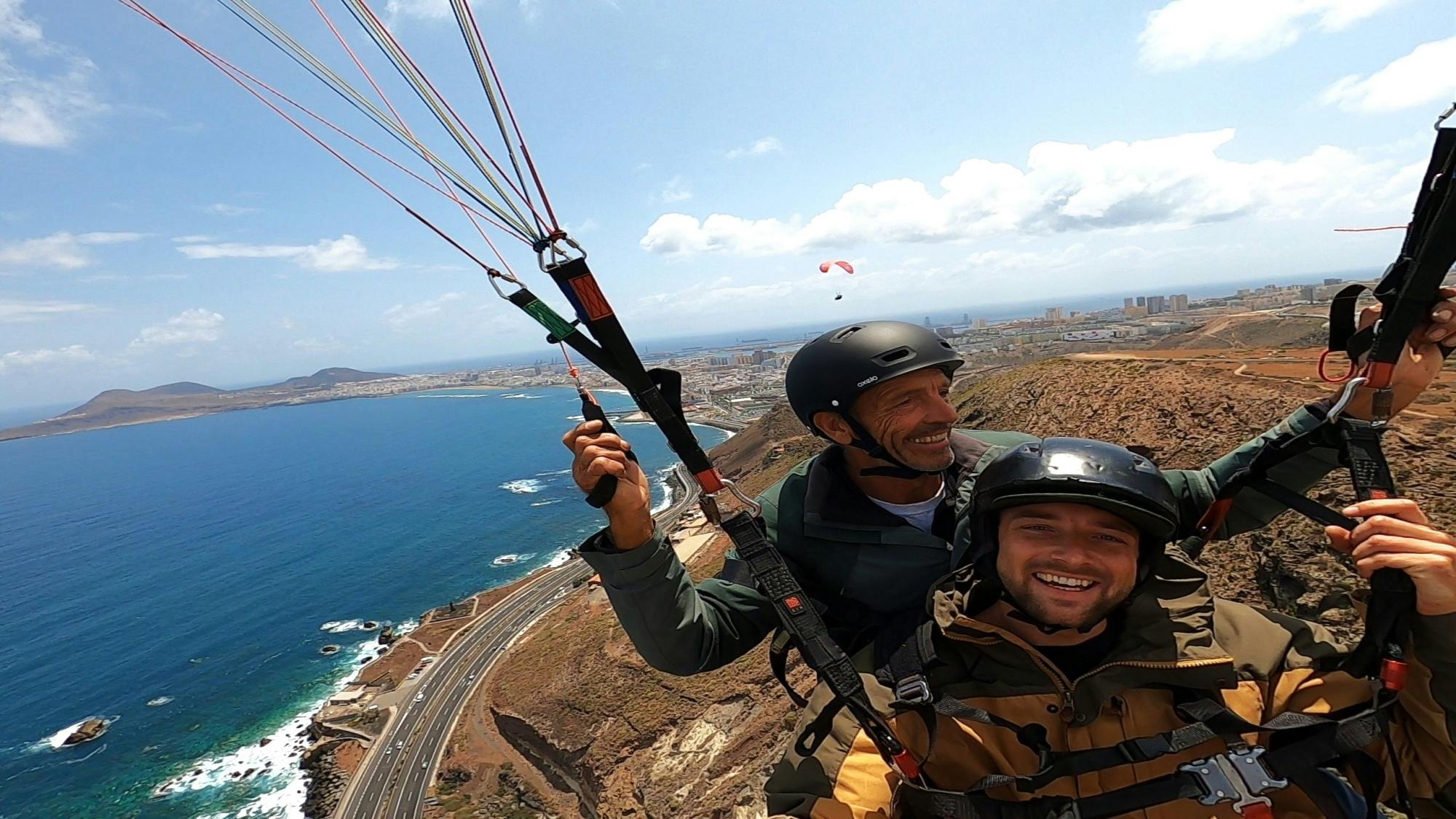 Tandem-Gleitschirmfliegen mit einem erfahrenen Piloten in Las Palmas