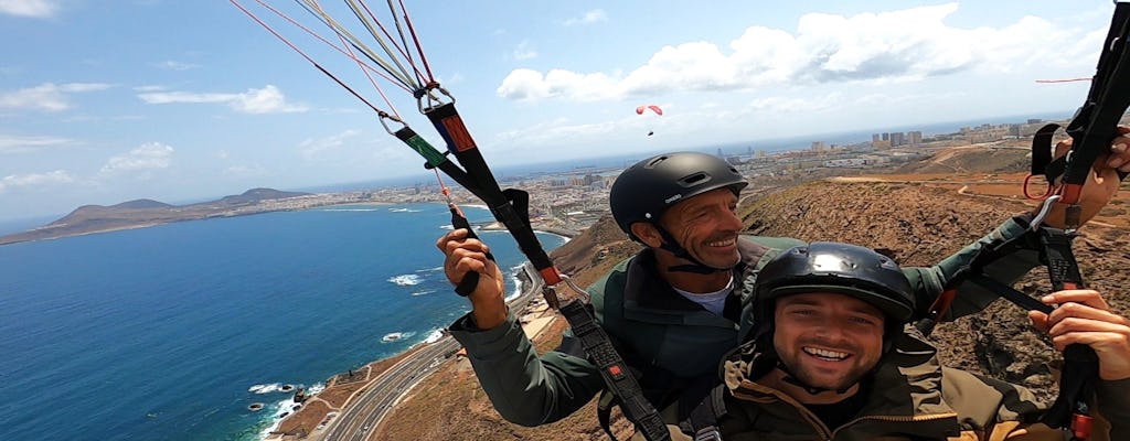 Tandem-Gleitschirmfliegen mit einem erfahrenen Piloten in Las Palmas