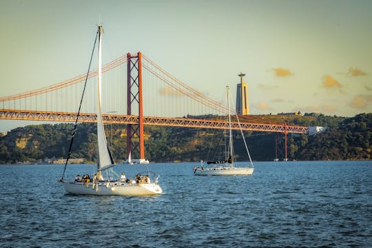 Passeio matinal de barco em Lisboa