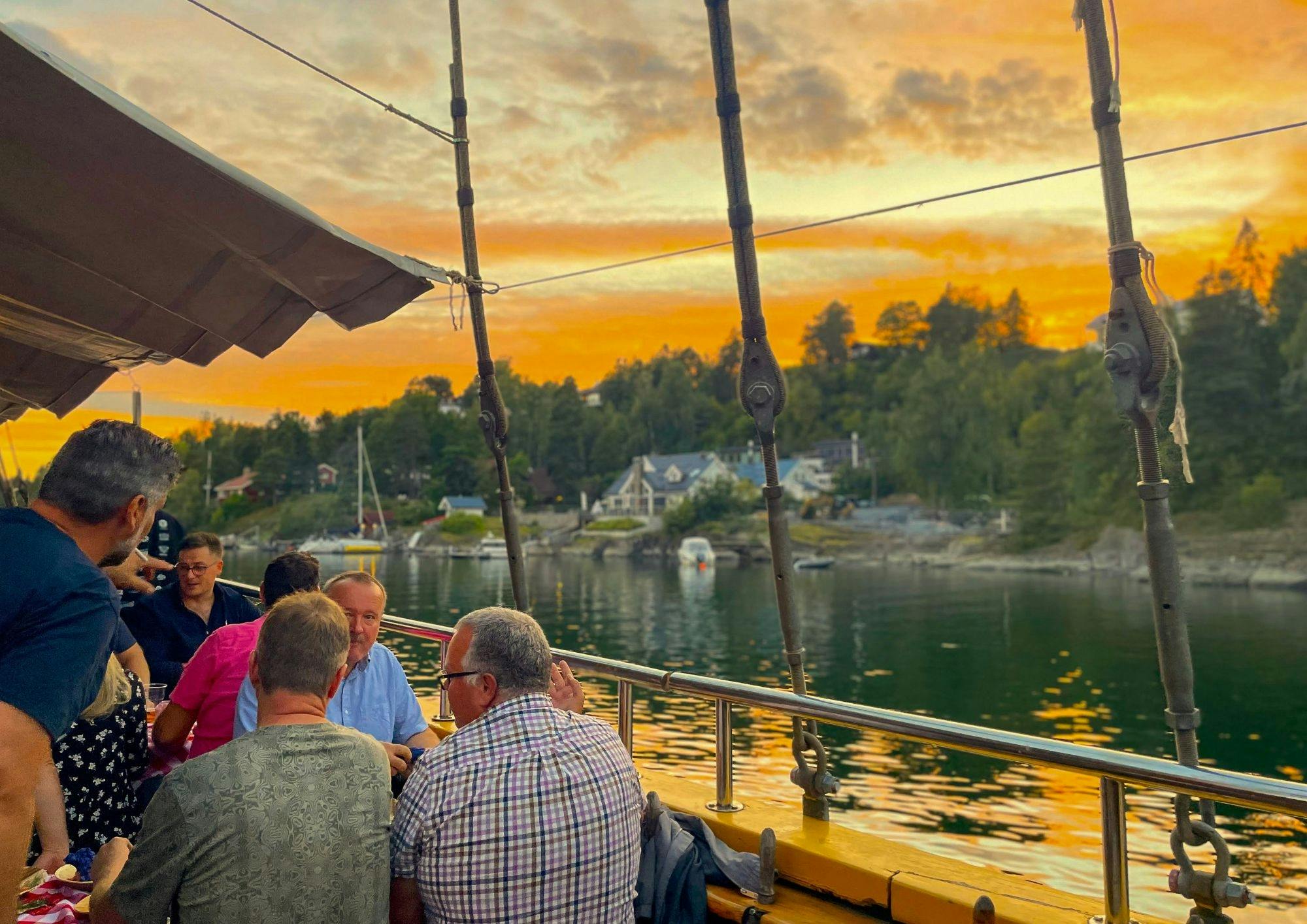 Crucero nocturno con buffet de mariscos por el fiordo de Oslo