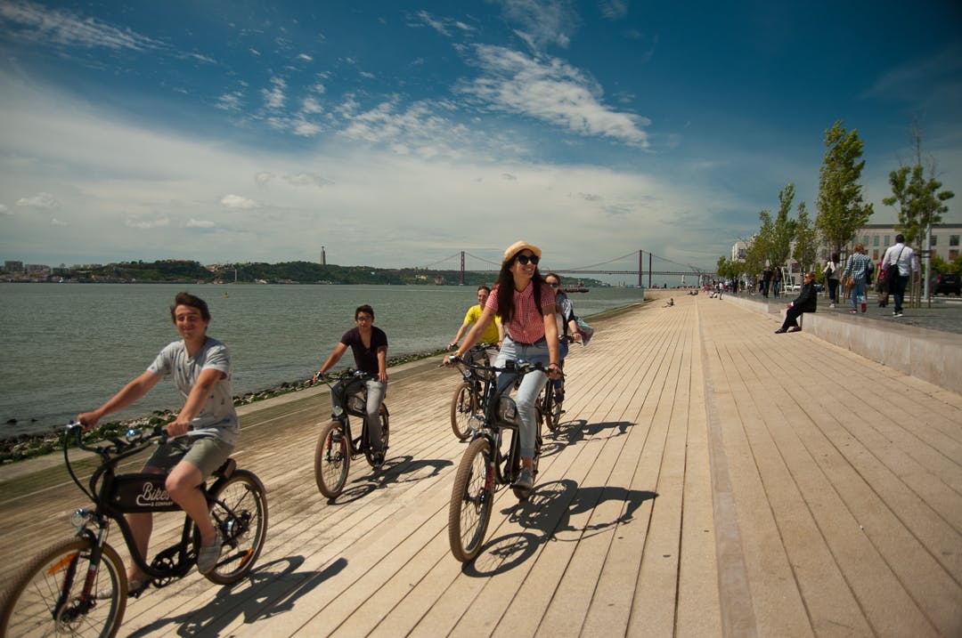 Excursão privada de bicicleta elétrica à beira-rio em Lisboa com guia em inglês