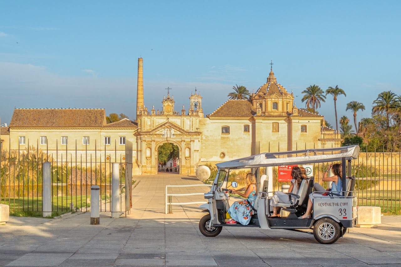 Tour experto de 2 horas por Sevilla en un tuk-tuk eléctrico privado