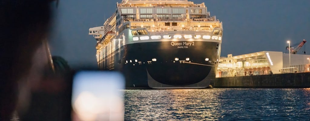 Cruzeiro noturno em Hamburgo com um grande navio