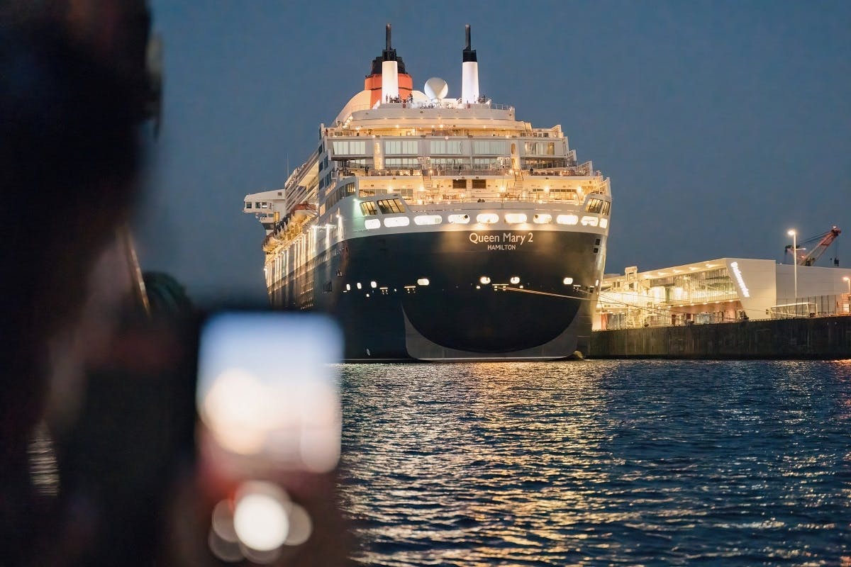 Hamburgse avondlichten varen met een groot schip