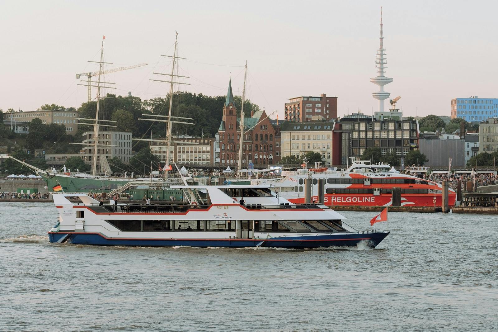 Paseo en barco por el puerto de Hamburgo en un barco grande