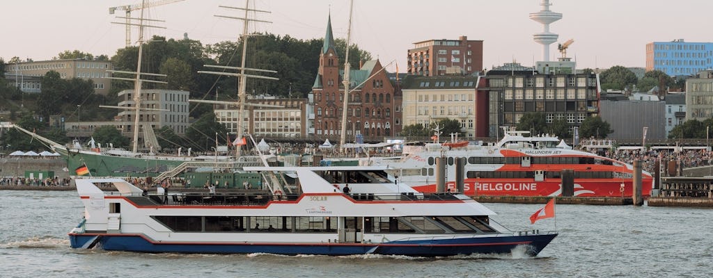 Passeio de barco pelo porto de Hamburgo com um grande navio
