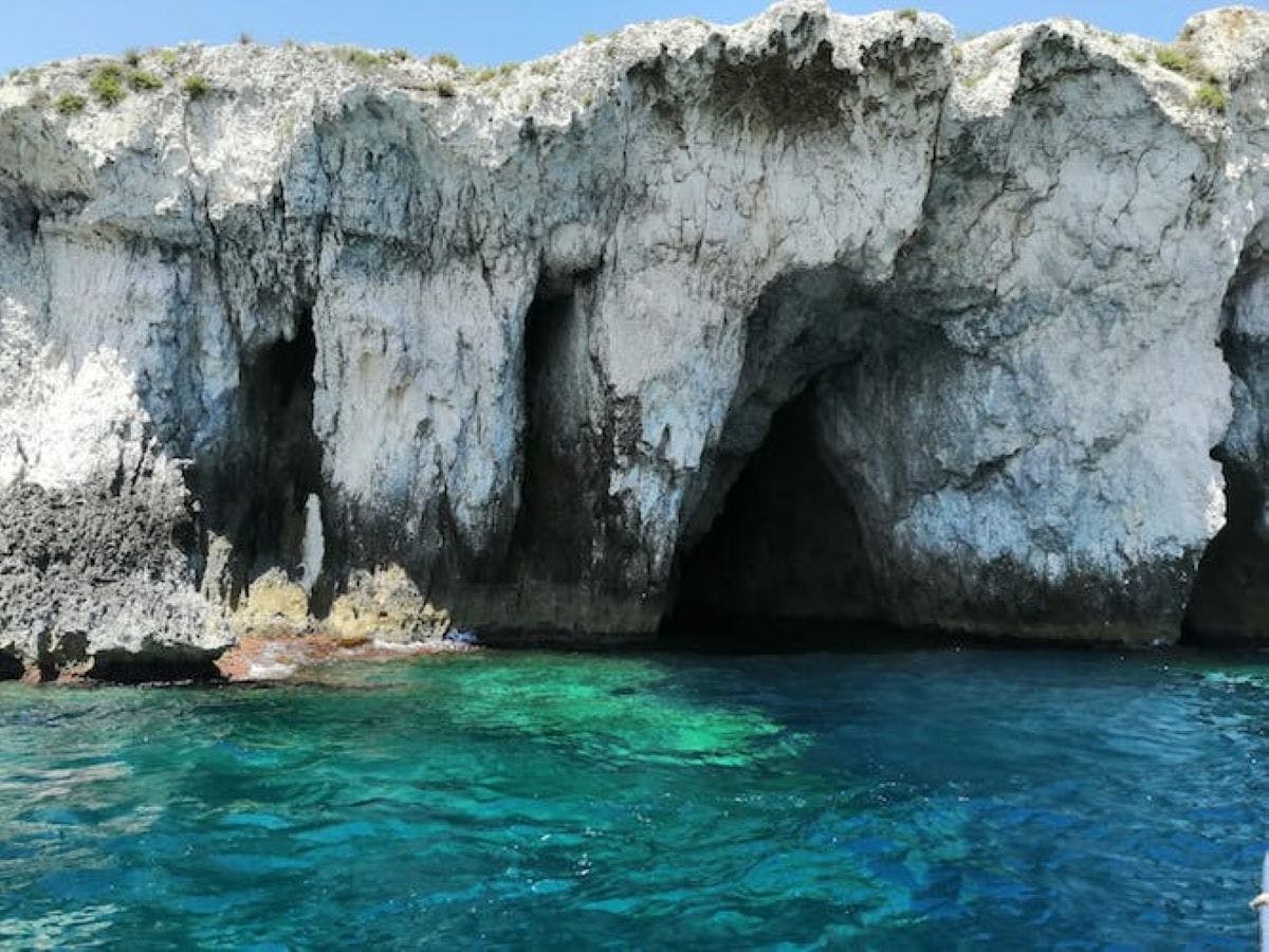 Paseo en barco de 2 horas por la isla de Ortigia y cuevas marinas con fruta y Prosecco