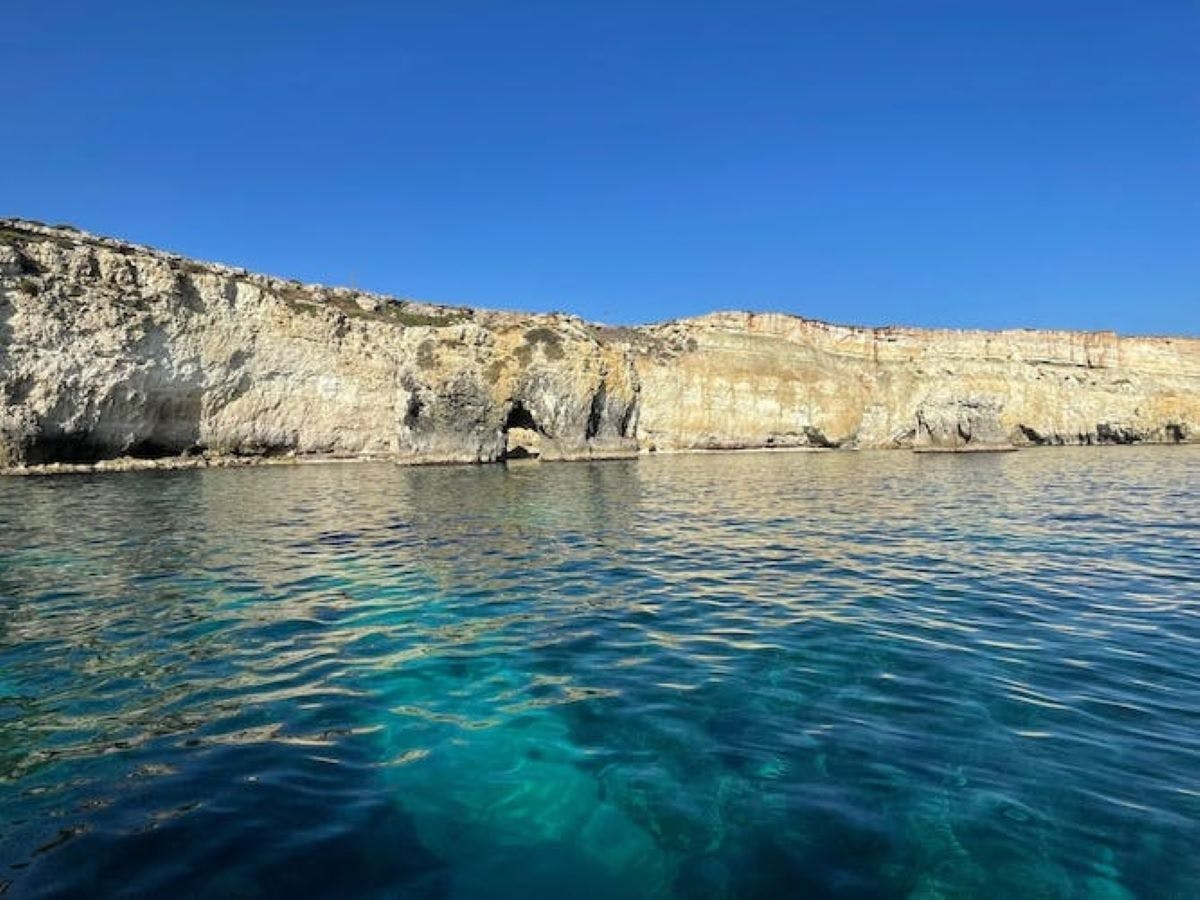 Excursion en bateau de 2 heures sur l'île d'Ortigia et les grottes marines avec apéritif