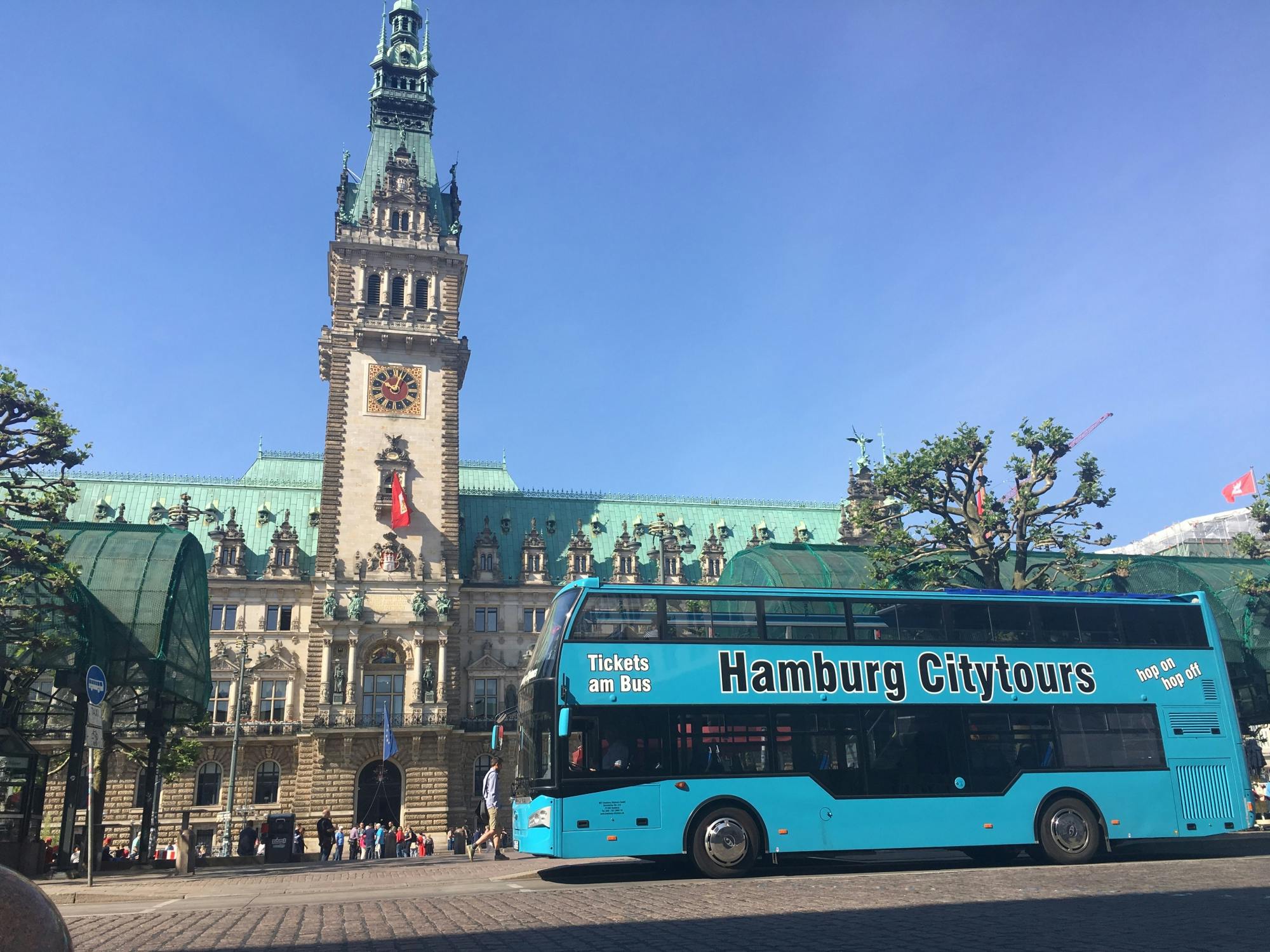 Billete combinado para el recorrido en autobús turístico por Hamburgo y el crucero por el puerto