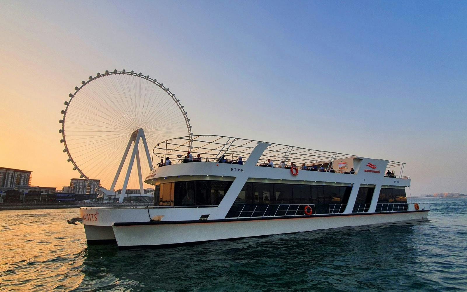 Cruise bij zonsondergang in de Dubai Marina