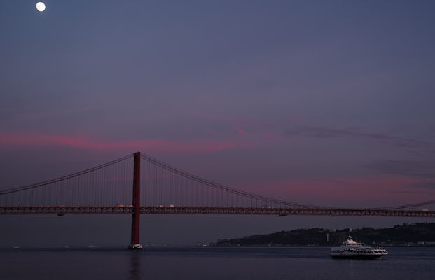 Tour notturno in barca a vela a Lisbona