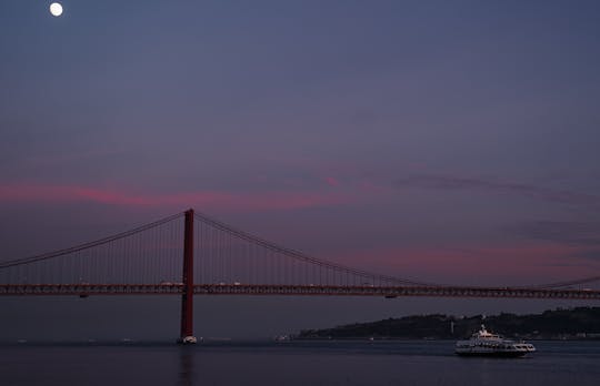 Nocny rejs żeglarski po Lizbonie