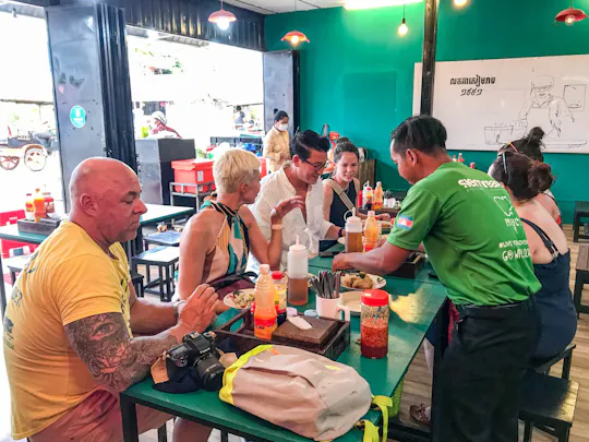 Phnom Penh: excursão matinal guiada por comida e arte de rua