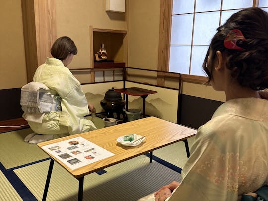 Experiencia de ceremonia del té y vestimenta de kimono en Tokio