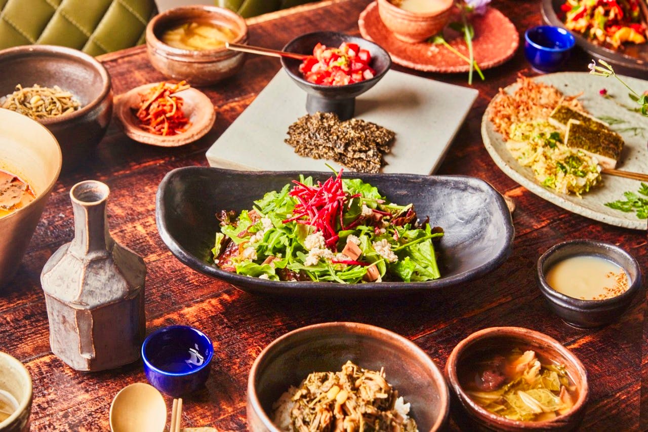 Seoul vegetarian Michelin food tour with royal palace and hanbok rent