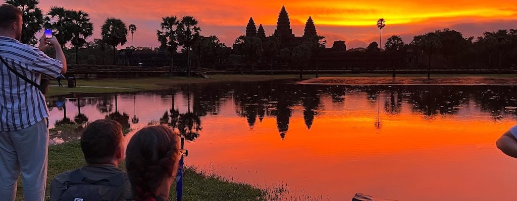 Tour en bicicleta al amanecer por Angkor Wat con almuerzo incluido