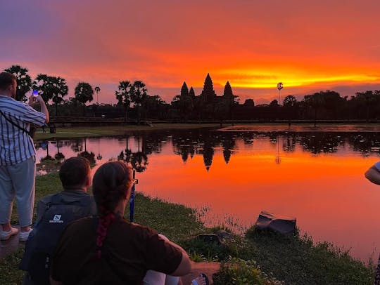 Tour en bicicleta al amanecer por Angkor Wat con almuerzo incluido