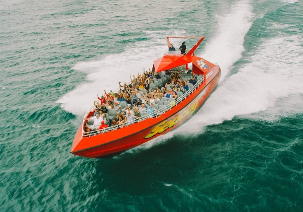 Wycieczka z przewodnikiem łodzią motorową Seadog po jeziorze w Chicago