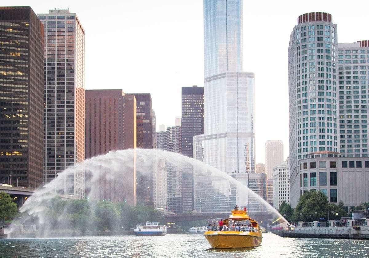 Schnellboot-Kreuzfahrt auf dem Fluss und dem See in Chicago