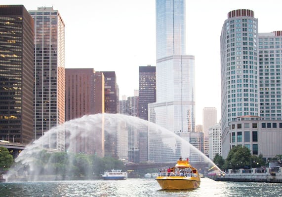 Cruzeiro de lancha com arquitetura fluvial e lago de Chicago