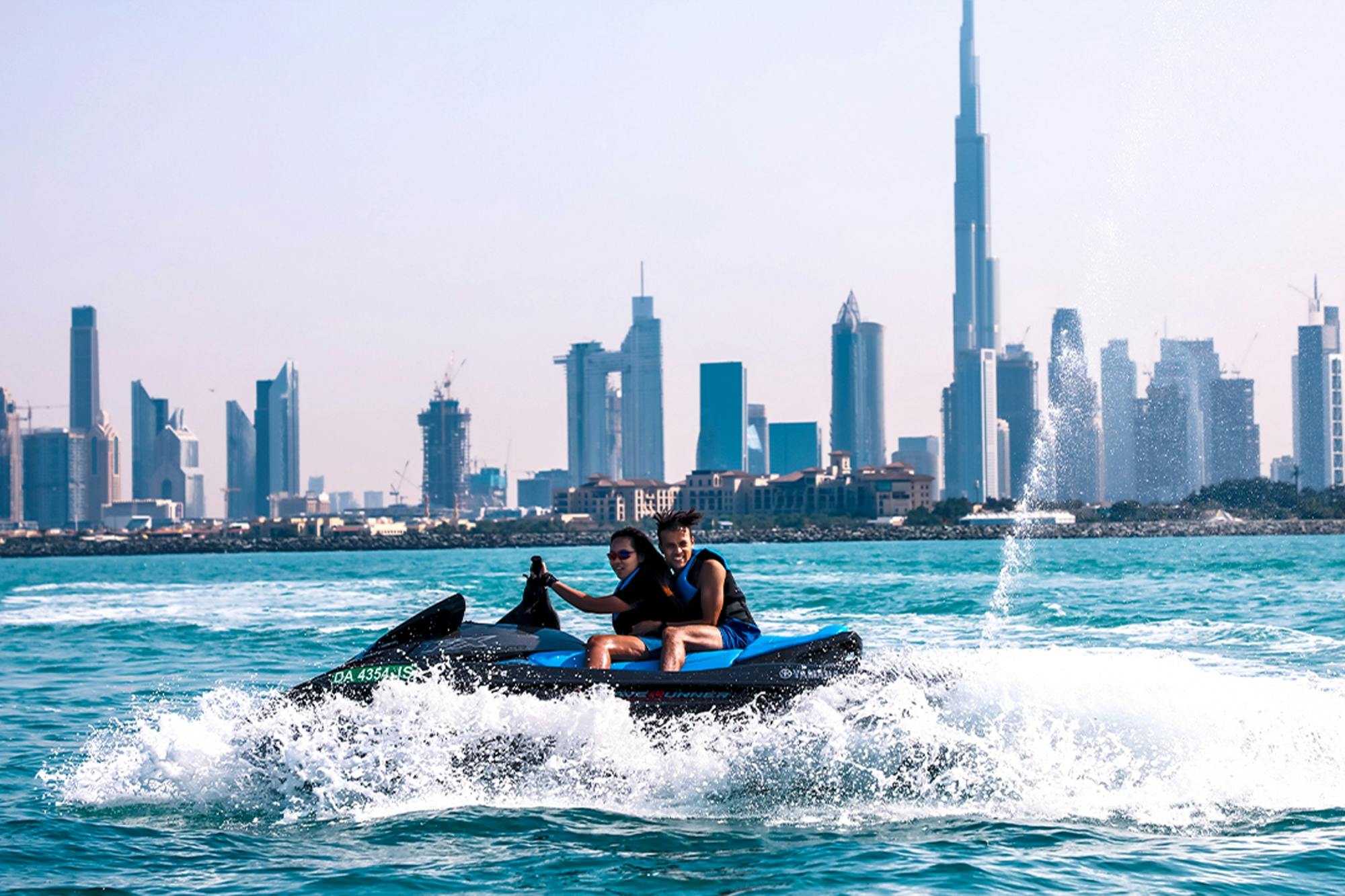 Paseo en moto de agua en Dubái con vistas al Burj Khalifa y al Burj Al Arab