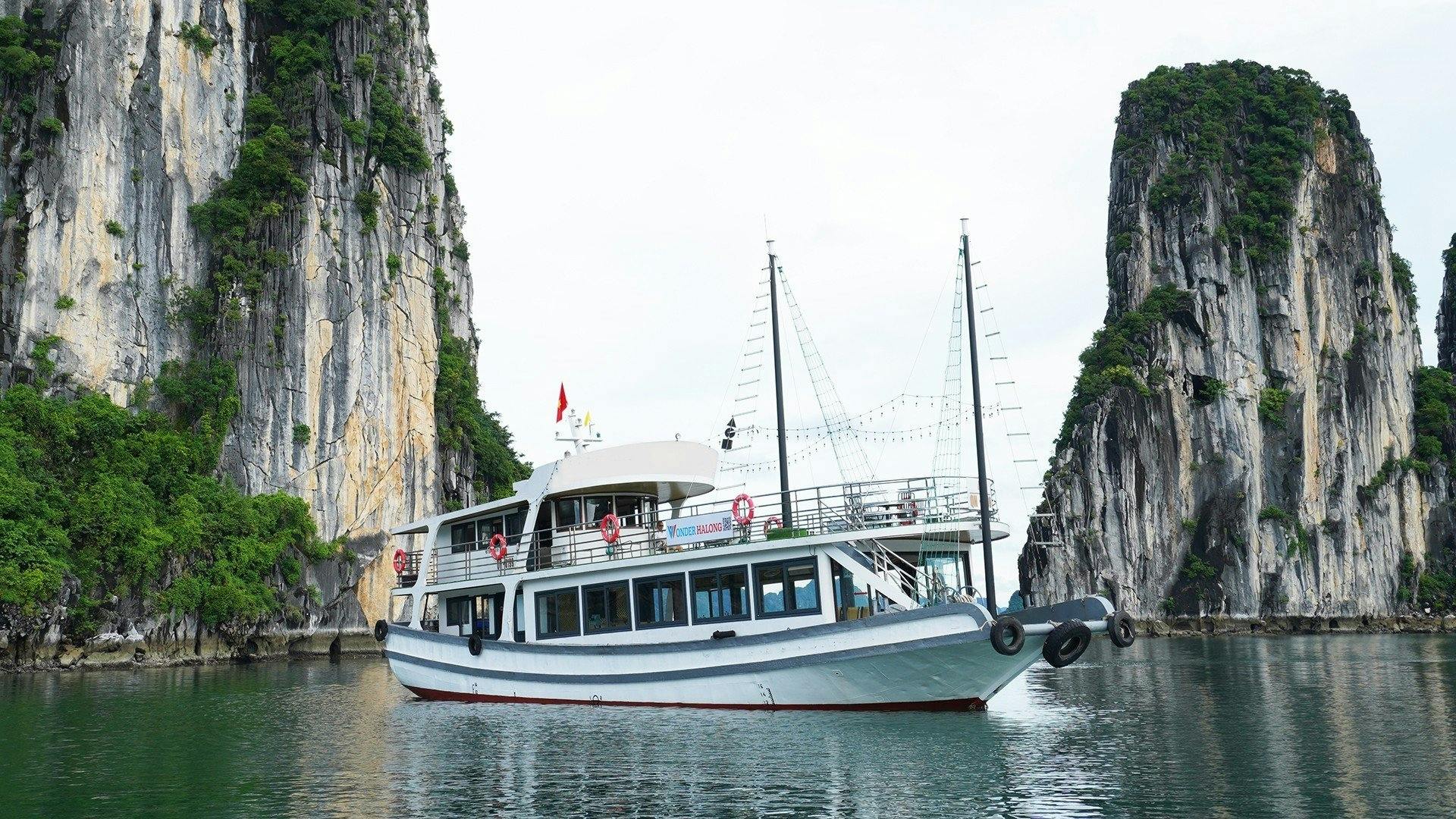 Ganztägige Kreuzfahrt zur Überraschungshöhle und zur Titop-Insel ab Hanoi