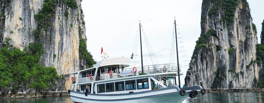 Crucero de día completo a la cueva sorpresa y la isla Titop desde Hanoi