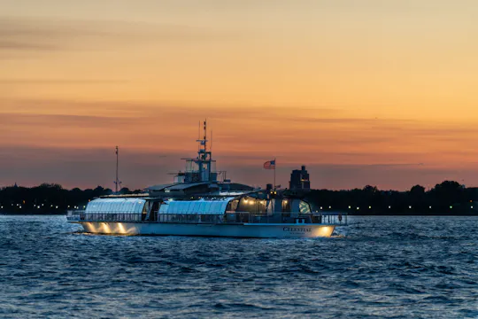Bateaux New York diner sightseeing cruise