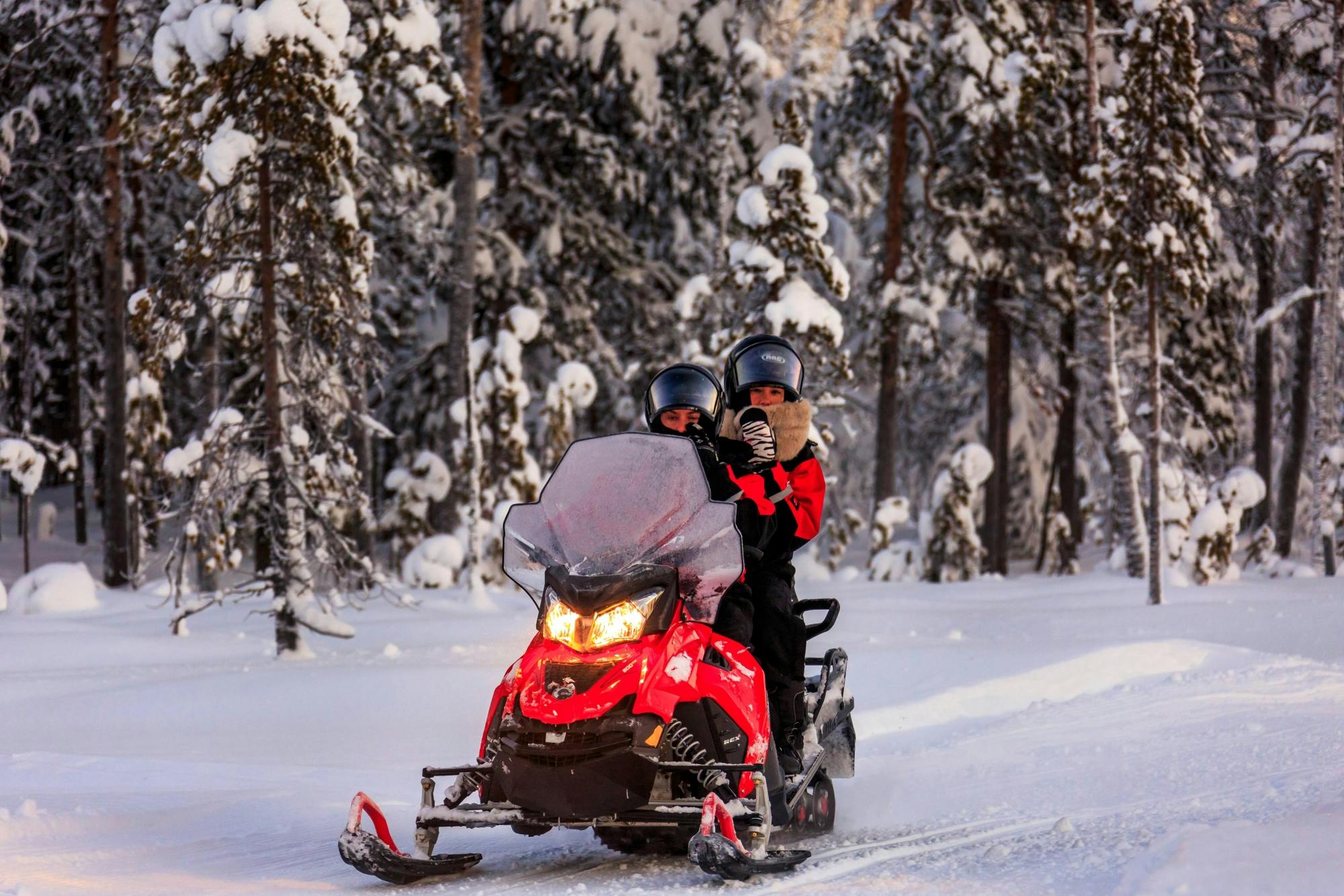 Safari familiar en moto de nieve a la Cabaña de los Elfos