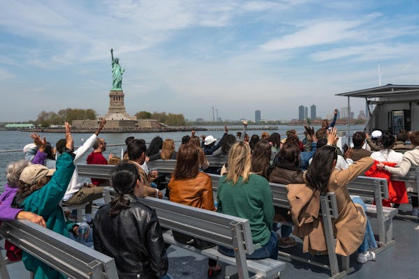 Crociera turistica a New York City intorno alla Statua della Libertà