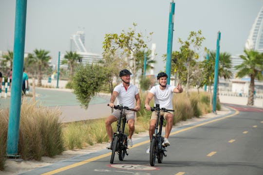 Pomocna przygoda na rowerze elektrycznym wzdłuż wybrzeża Dubaju z lunchem