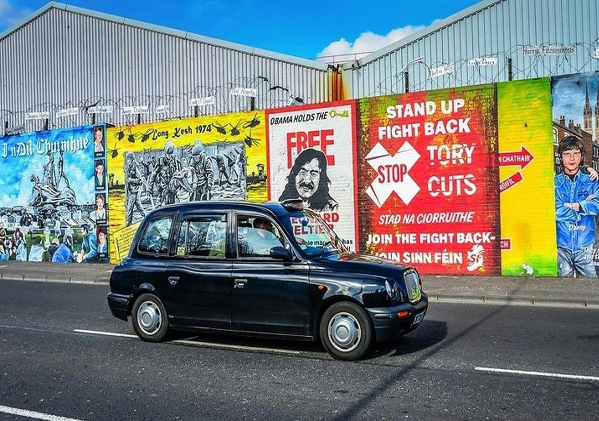 Politieke taxitour door Belfast
