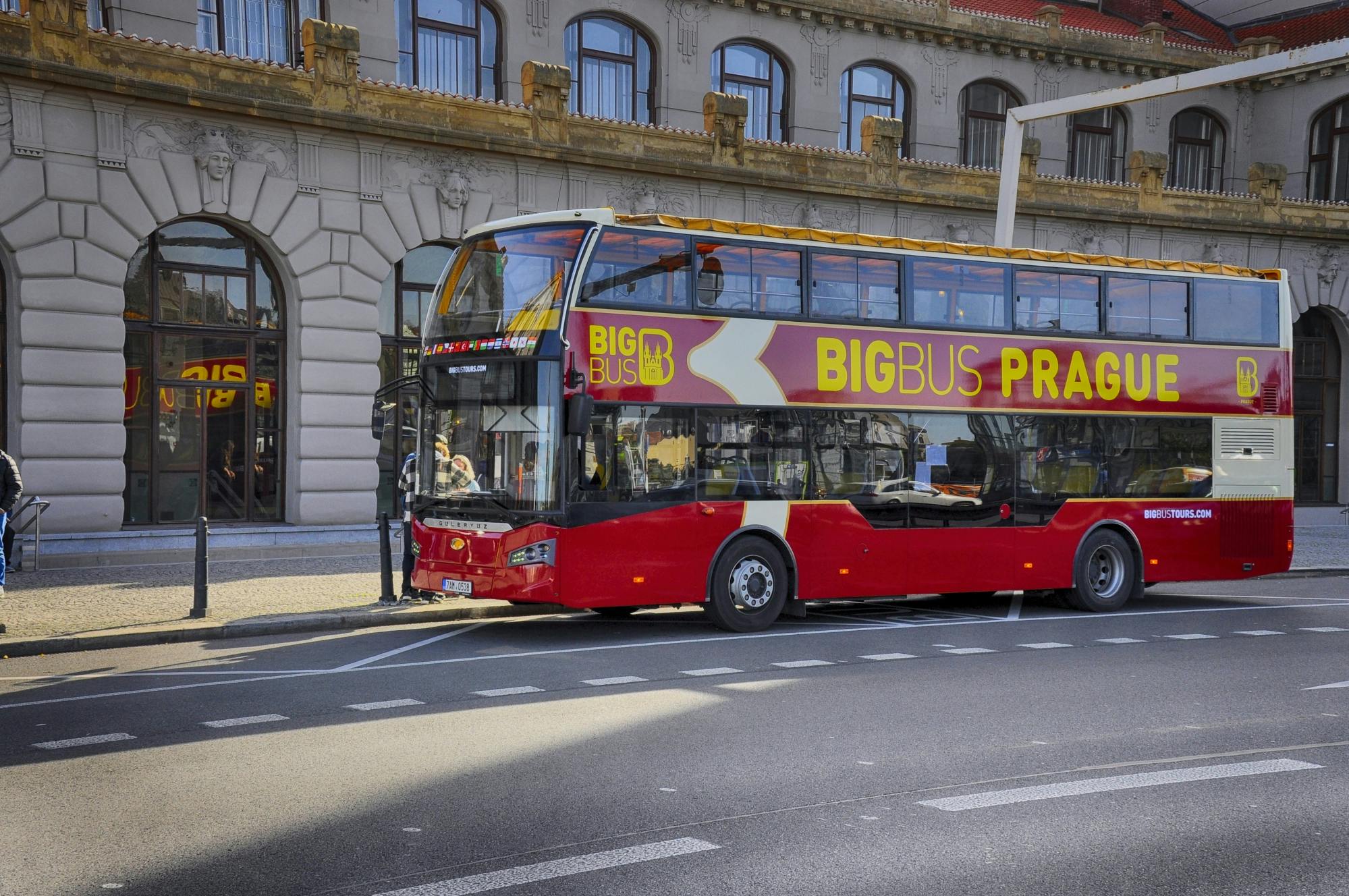 Recorrido en bus turístico con paradas libres por Praga