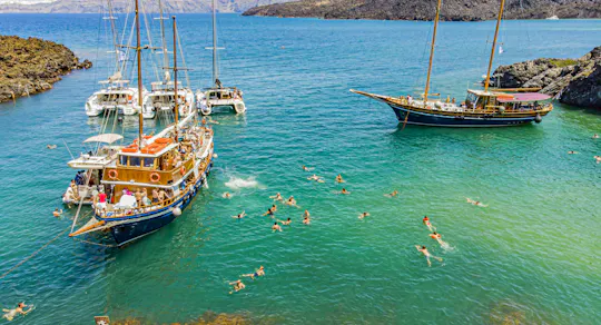 Cruzeiro pelas ilhas vulcânicas ao redor de Santorini