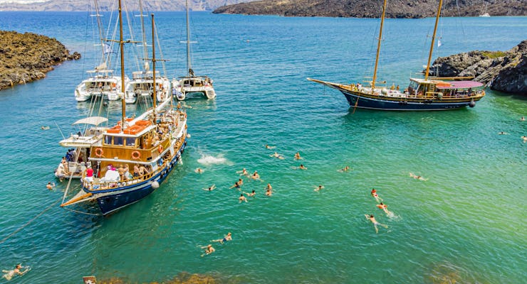 Boottocht naar de vulkanische eilanden rond Santorini