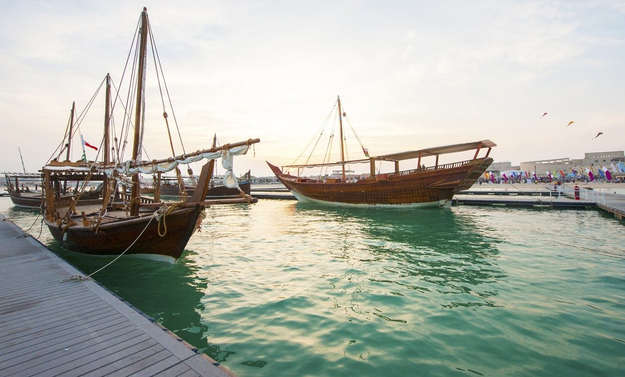 Partage d'une croisière en boutre et d'une promenade sur la corniche à Doha