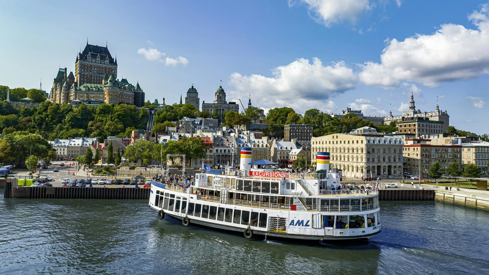 Cruzeiro guiado no rio Saint Lawrence da cidade de Quebec
