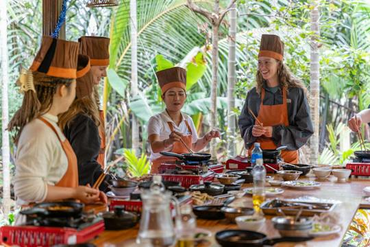 Cours de cuisine Mad Monkey Hoi An et bateaux en bambou
