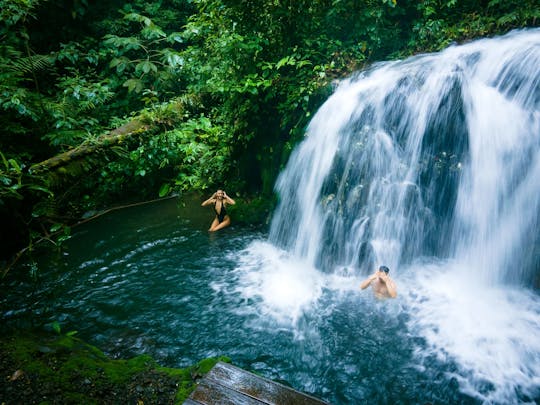 Visite des sources thermales et randonnée avec déjeuner à Sensoria