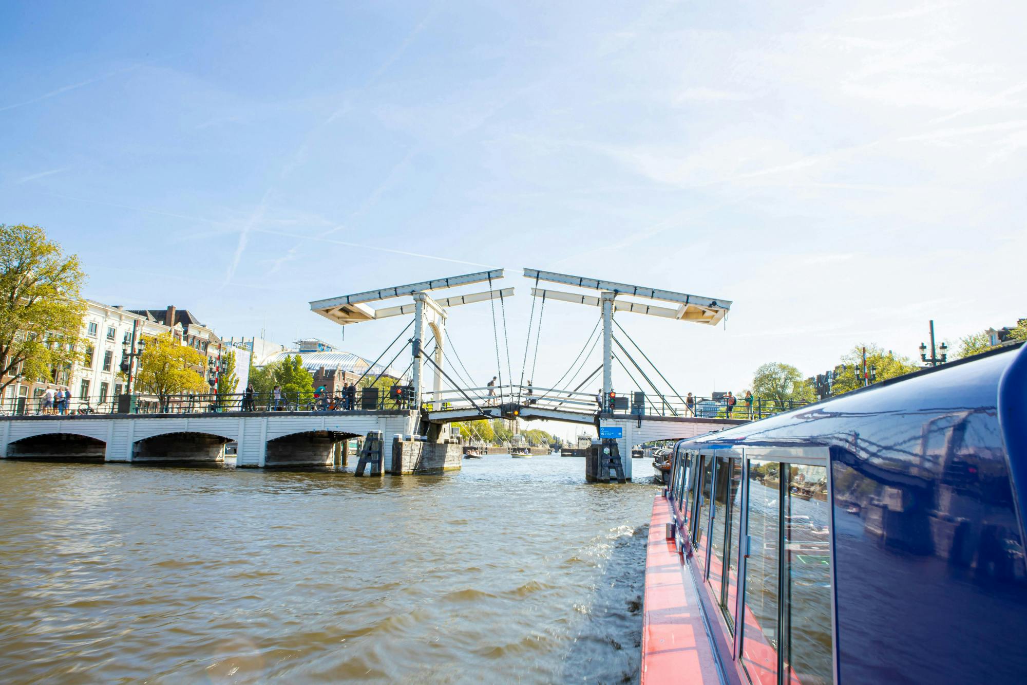 Crucero por los canales de Ámsterdam con aperitivo y entrada al Museo MOCO