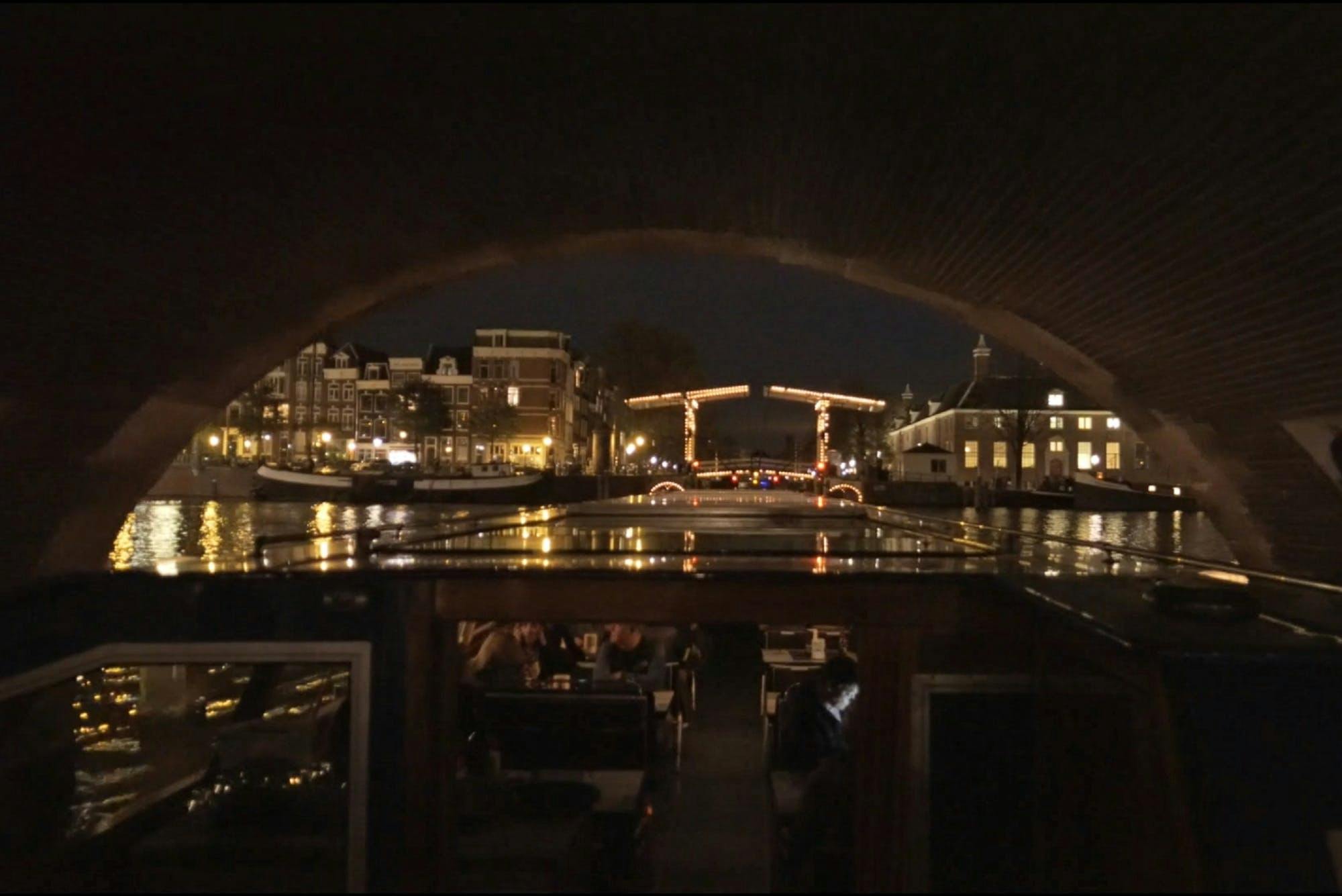 Abendliche Grachtenfahrt in Amsterdam mit Snackbox