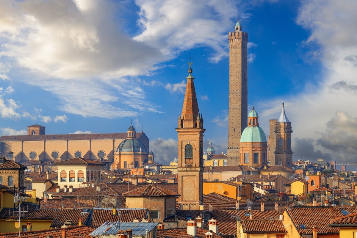 Bologna city center guided walking tour in Spanish