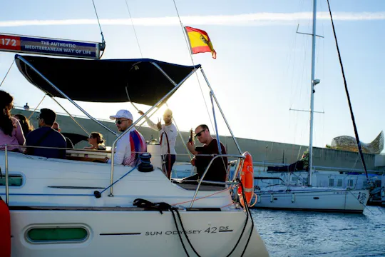 Esperienza in barca a vela al tramonto a Barcellona con accompagnamento di chitarra spagnola dal vivo