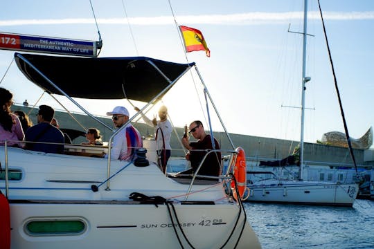 Esperienza in barca a vela al tramonto a Barcellona con chitarra spagnola dal vivo