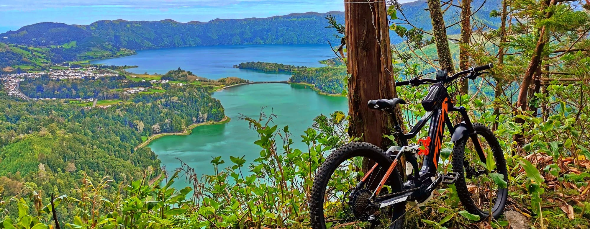 Passeio guiado de mountain bike elétrica nas Sete Cidades