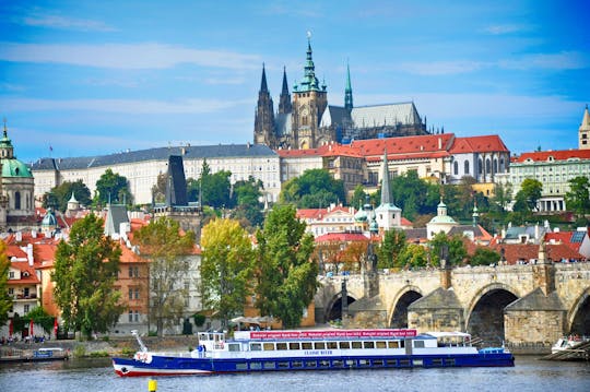 Praga Combo z wnętrzami zamku, wycieczką autobusem miejskim i rejsem po rzece